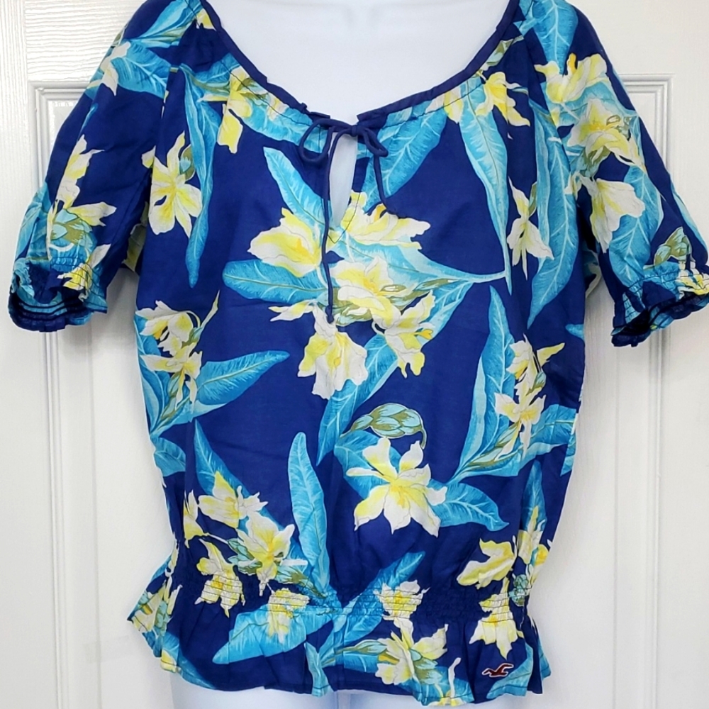 Blue floral Hollister Hawaiian top perfect for spring/summer cruise.